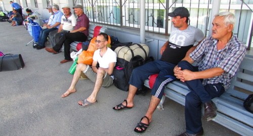 Пассажиры, ожидающие ташкентский поезд в Волжском. Фото В. Ященко для "Кавказского узла".