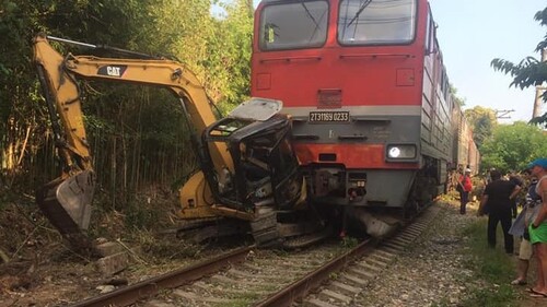 Скорый поезд, столкнувшийся с экскаватором в районе Гагры 26 июня 2021 года. Фото МЧС Абхазии, https://www.facebook.com/MCHS.Abkhazia/photos/pcb.1477405792624332/1477405672624344