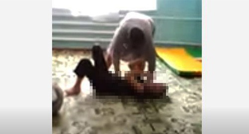 Кадр видео "Избиение воспитанников в Троицком детском доме интернате для умственно отсталых детей. Ингушетия", опубликованного на YouTube-канале "Газета Совершенно Секретно" https://www.youtube.com/watch?v=ZO38aWNwJqM