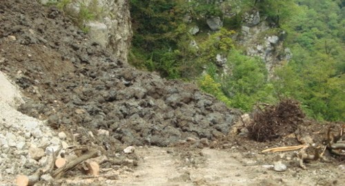 Дорога в Аибгу после схода оползня. Фото Светланы Кравченко для "Кавказского узла"