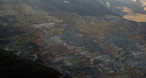 Каджаранское медно-молибденовое месторождение. Фото Serouj  https://ru.wikipedia.org/wiki/Каджаранское_медно-молибденовое_месторождение
