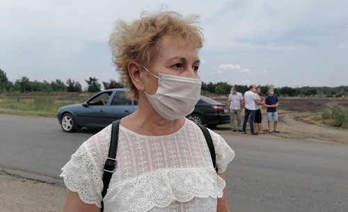 Тамара Гродникова подписалась против вырубки дубов в Волго-Ахтубинской пойме. Фото Татьяны Филимоновой для "Кавказского узла".