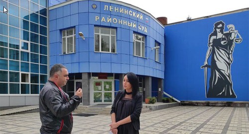 Земфира Цкаева дает интервью. 28 июля 2021 г. Фото Эммы Марзовой для "Кавказского узла"