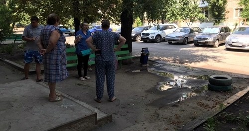 Жители Красного Сулина обсуждают проблему с канализационными стоками. 1 августа 2021 года. Фото Вячеслава Прудникова для "Кавказского узла".