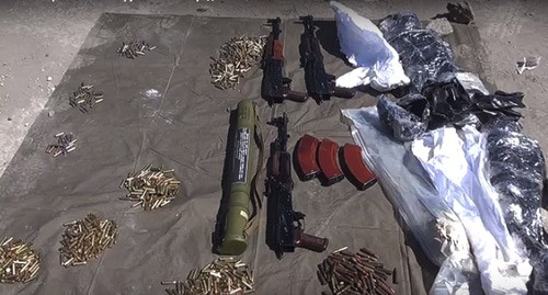 Тайник со стрелковым оружием, гранатометом и боеприпасами найденный  в Волгоградской области 03.08.21. Фото: УФСБ России по Волгоградской области
