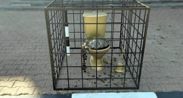 Инсталляция "Взятка - тюрьма" художника Александра Чаплыгина. Ставрополь, 4 августа 2021 года. стоп-кадр видео https://www.instagram.com/p/CSI-sYaqsLq/