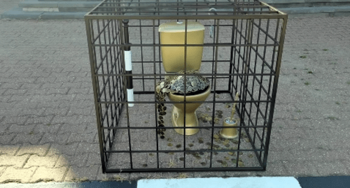 Инсталляция "Взятка - тюрьма" художника Александра Чаплыгина. Ставрополь, 4 августа 2021 года. стоп-кадр видео https://www.instagram.com/p/CSI-sYaqsLq/