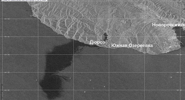 Нефтяной разлив в районе Новороссийска. Радиолокационное изображение получено 8 августа 2021 в 18:20 часов местного времени с помощью спутника Sentinel-1. Источник фото: Институт космических исследований Российской академии наук (ИКИ РАН) iki.cosmos.ru/news/neftyanoy-razliv-v-rayone-novorossiyska