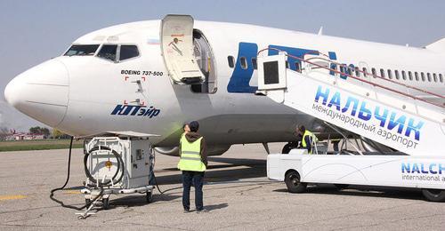 Самолет на взлетно-посадочной полосе аэропорта Нальчика. Фото: пресс-служба аэропорта Нальчика http://nalchik-airport.ru