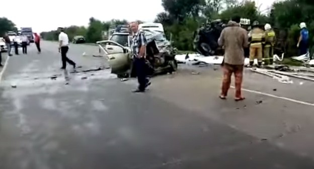 Последствия столкновении легкового автомобиля с грузовой "Газелью" в Ростовской области. Кадр видео: ГУ МЧС России по Ростовской области
