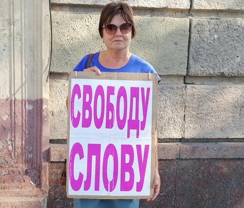 Одиночный пикет Ольги Макарычевой. Волгоград, 29 августа 2021 года. Фото Татьяны Филимоновой для "Кавказского узла".