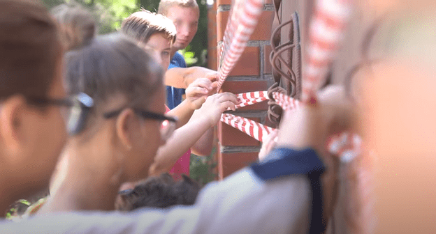 В знак протеста против действий опеки дети из семьи Ефимовых обматывают дом сигнальной лентой. Кадр из видео "Экстренное обращение детей к Президенту РФ", https://www.youtube.com/watch?v=qES-KPnM3_4