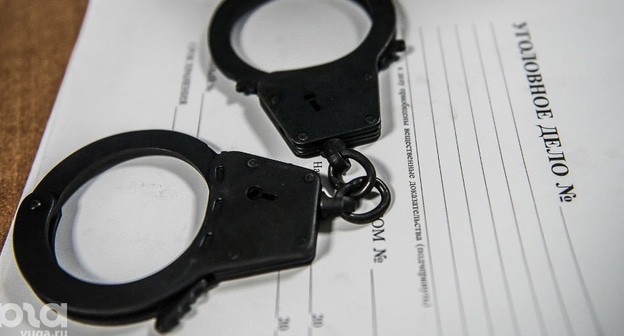 Наручники. Фото Елены Синеок, Юга.ру https://www.yuga.ru/news/459603-v-krasnodare-polkovnik-obeshhal-ne-podvodit-obvinyaemykh-pod-statyu-za-40-mln-rublej/
 