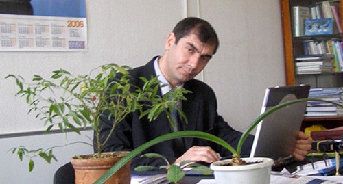Хаджимурад Камалов в рабочем кабинете. Фото из архива газеты «Черновик»