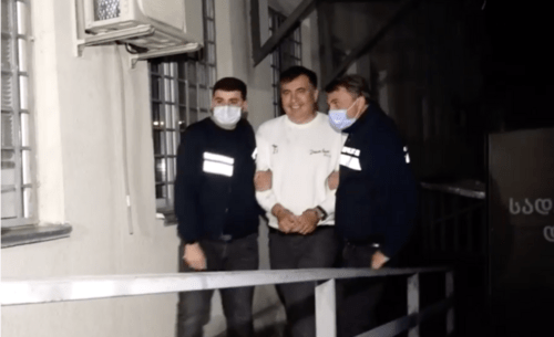 Саакашвили препровождают в Руставскую тюрьму. 1 октября 2021 года. Стоп-кадр МВД Грузии https://www.facebook.com/watch/?ref=external&v=1490796041293652