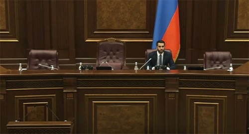 Заседание парламента Армении. Скриншот видео "Parliament of Armenia" https://www.youtube.com/watch?v=9--Dfof5o1Y&t=2255s
