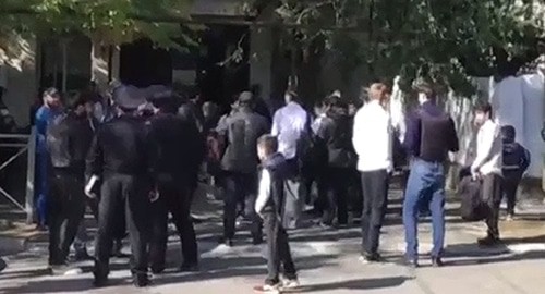 Сотрудники полиции у школы,  в которой произошла трагедия. Кадр видео РИДУС https://www.ridus.ru/news/364059