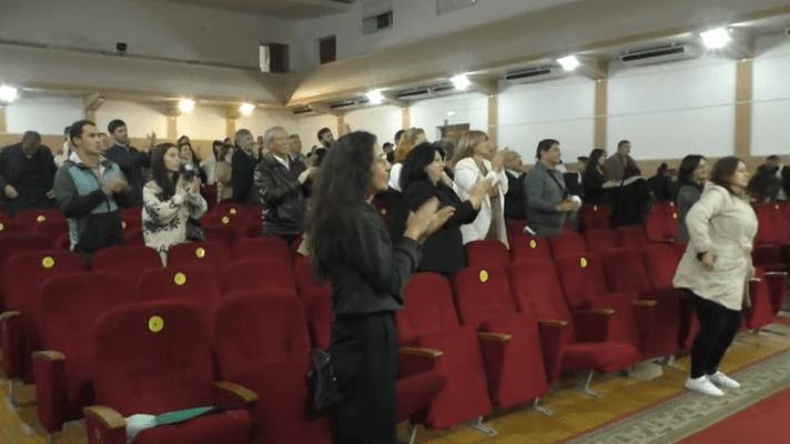 Зрители на концерте в рамках фестиваля в Дербенте. Скриншот с видео "Кавказского узла" https://www.youtube.com/watch?v=mkfYbe34mJQ Зрители на концерте в рамках фестиваля в Дербенте. Скриншот с видео "Кавказского узла" https://www.youtube.com/watch?v=mkfYbe34mJQ