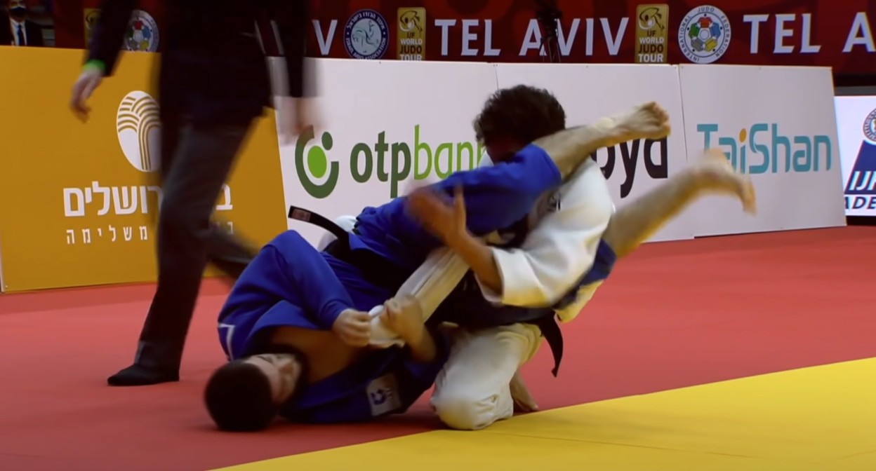 Схватка дзюдоиистов на турнире  Большого Шлема в Париже 2021. Кадр видео 
Judo Art 日本柔道 https://www.youtube.com/watch?v=I9xiZagNZhk&t=2s