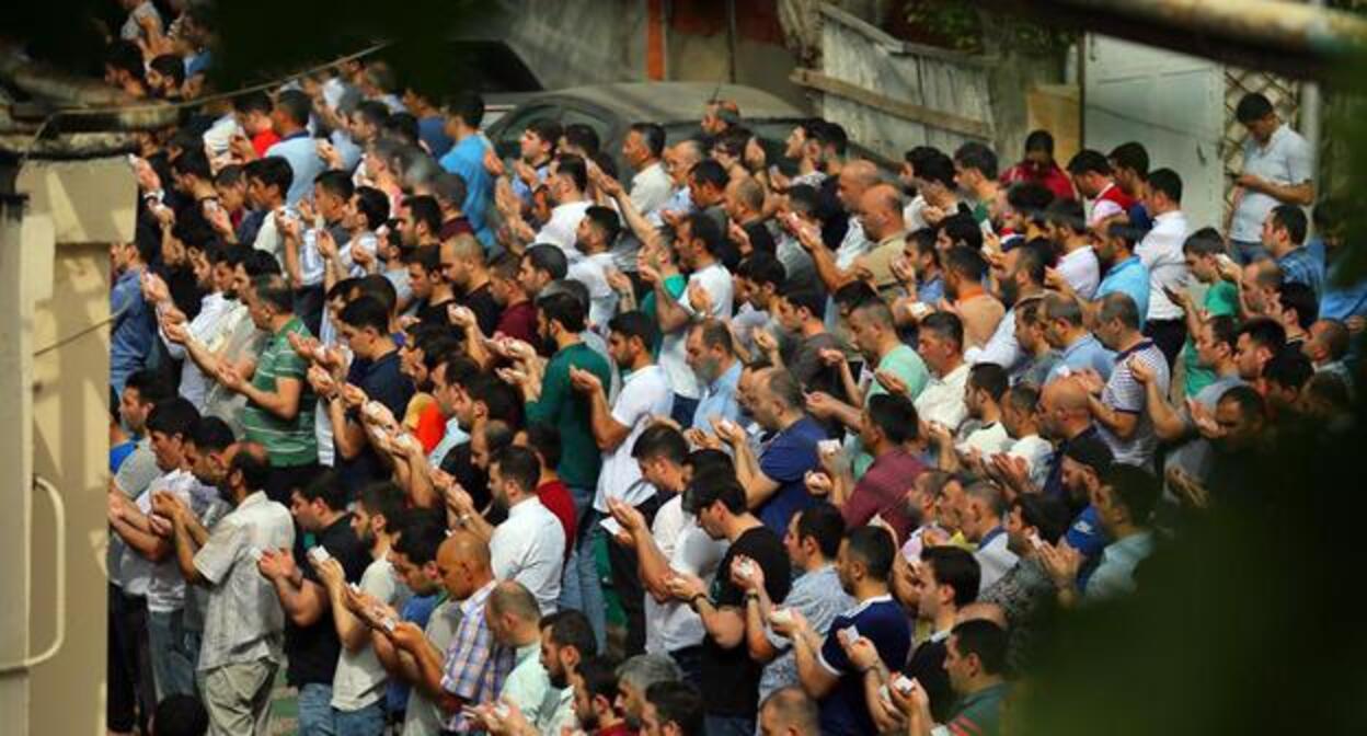 Верующие во время молитвы во дворе  мечети "Мешади Дадаш", 2019 год, Баку. Фото Азиза Каримова для "Кавказского узла"