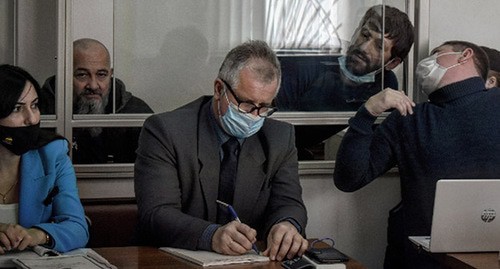 Вадим Чельдиев общается с адвокатом, 27 октября 2021 года. Фото Константина Волгина для "Кавказского узла"