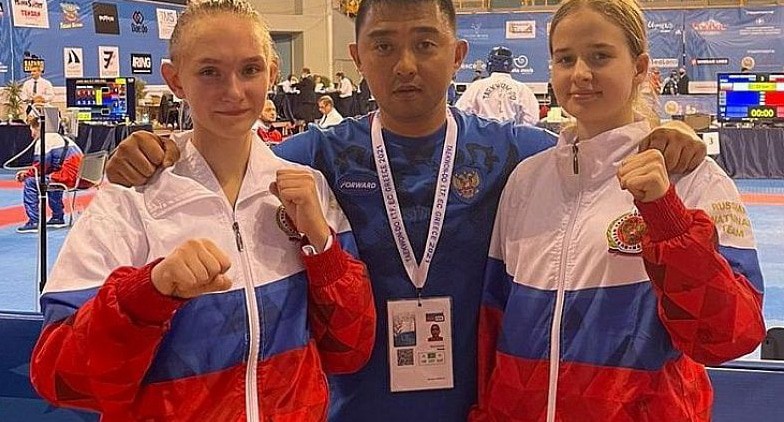 Софья Горячева и Екатерина Решетова с тренером. Фото пресс-службы администрации Новороссийска https://gorod-novoross.ru/news.php?id=25871