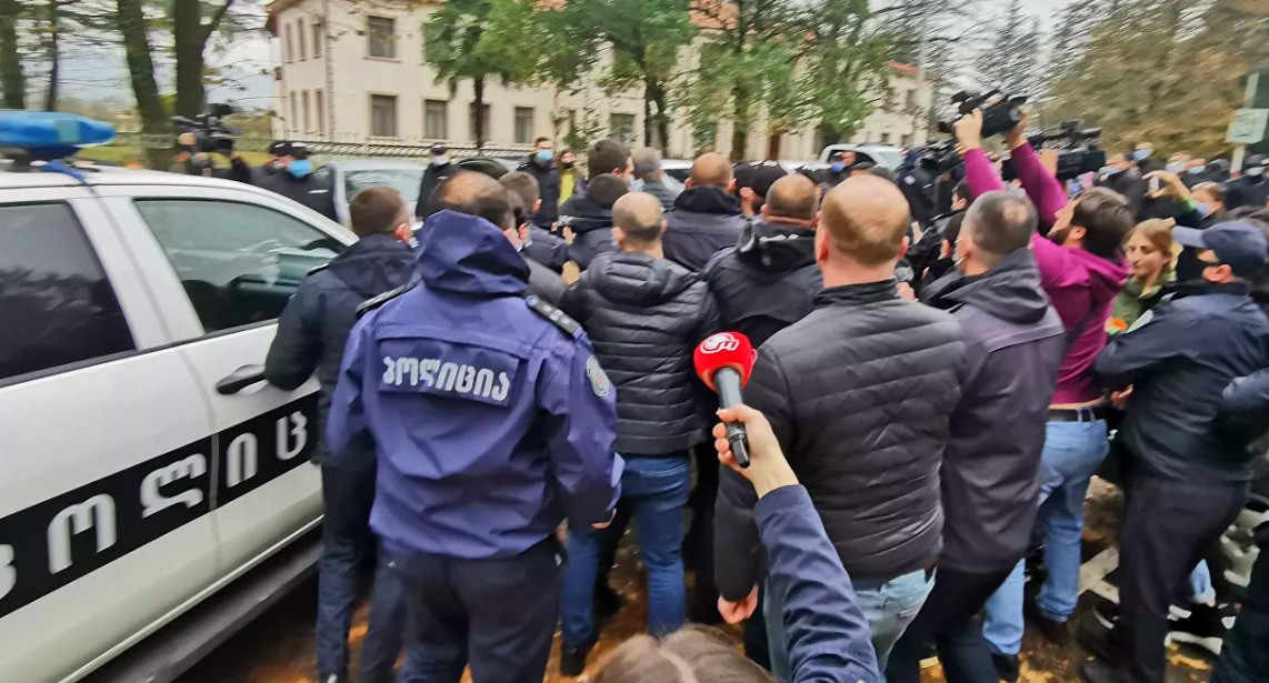 Задержание протестующих в  Салхино Мартвильского муниципалитета Грузии, 07.11.2021. Кадр видео 
Sputnik Georgia - все о Грузии https://www.youtube.com/watch?v=AyIf3BNUBKE