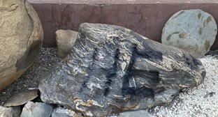 Следы вандализма на экспонатах Музея каменных артефактов. Фото Л. Маратовой для "Кавказского узла".