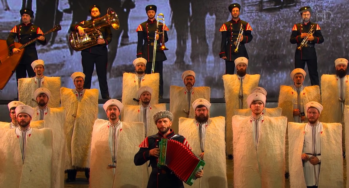 Выступление Кубанского казачьего хора. Кадр видео 
Георгий Малышев https://www.youtube.com/watch?v=uT_5FLMci10&t=55s