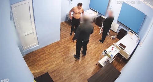 Кадр видеозаписи транспортировки третьего президента Грузии Михаила Саакашвили в тюремную больницу. Скриншот видео https://www.newsgeorgia.ge