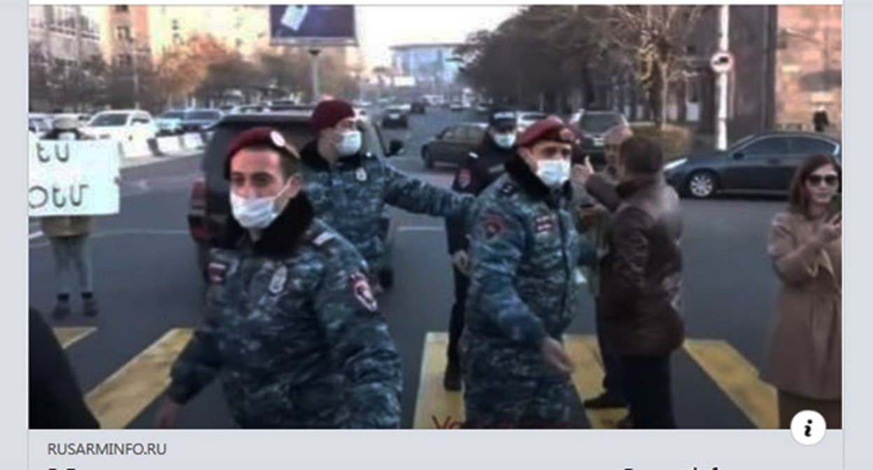 Сторонники оппозиционного "Национального демократического полюса" во время акции в Ереване 22 ноября 2021 г. Скриншот https://www.facebook.com/rusarminfo.ru/posts/306262141501534