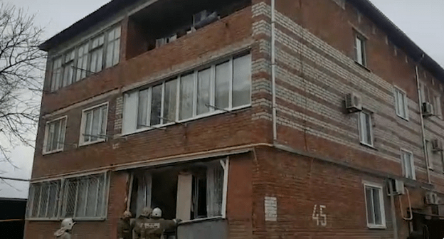 Спасатели обследуют дом в Армавире. Фото: стопкадр видео ГУ МЧС по Краснодарскому краю https://23.mchs.gov.ru/deyatelnost/press-centr/operativnaya-informaciya/4618415