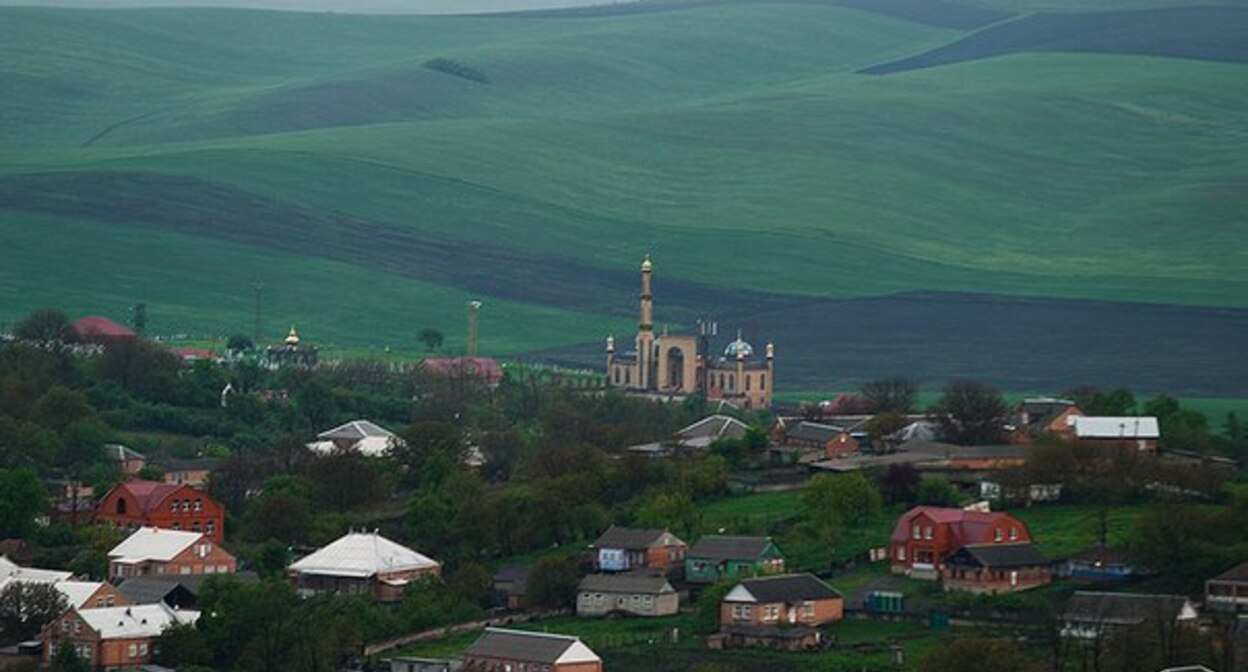 Село Экажево в Ингушетии. Фото: Шалиец  https://ru.wikipedia.org/wiki/Экажево#/media/Файл:Экажево.jpg