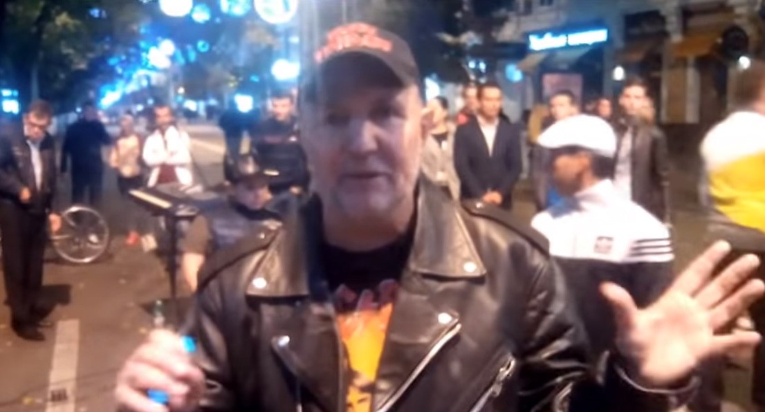 Задержание уличного музыканта Бахчисарайцева Эдуарда в центре Краснодара. Кадр видео 
Игорь Федоров https://www.youtube.com/watch?v=hcJBm-r3TRs&t=55s
