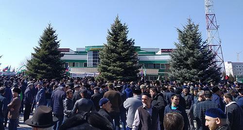 Участники митинга в Магасе. 26 марта 2019 г. Фото Умара Йовлоя для "Кавказского узла"