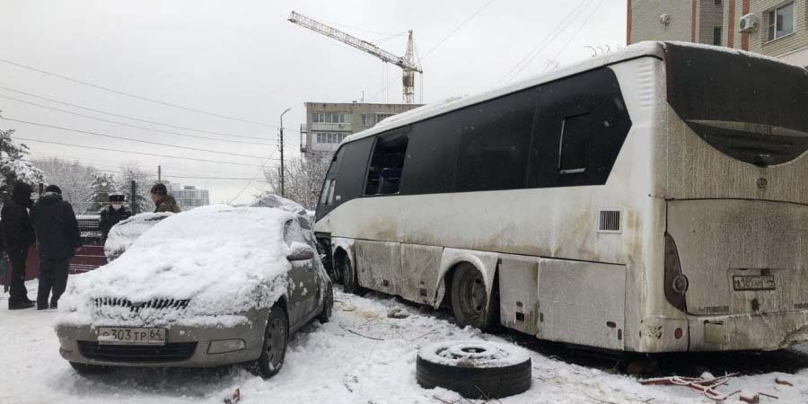 Последствия  аварии автобуса в Саратове Фото: областная служба спасения, ГИБДД https://www.4vsar.ru/news/v-bolnicah-saratova-ostautsya-chetvero-157980/?utm_source=yxnews&utm_medium=desktop