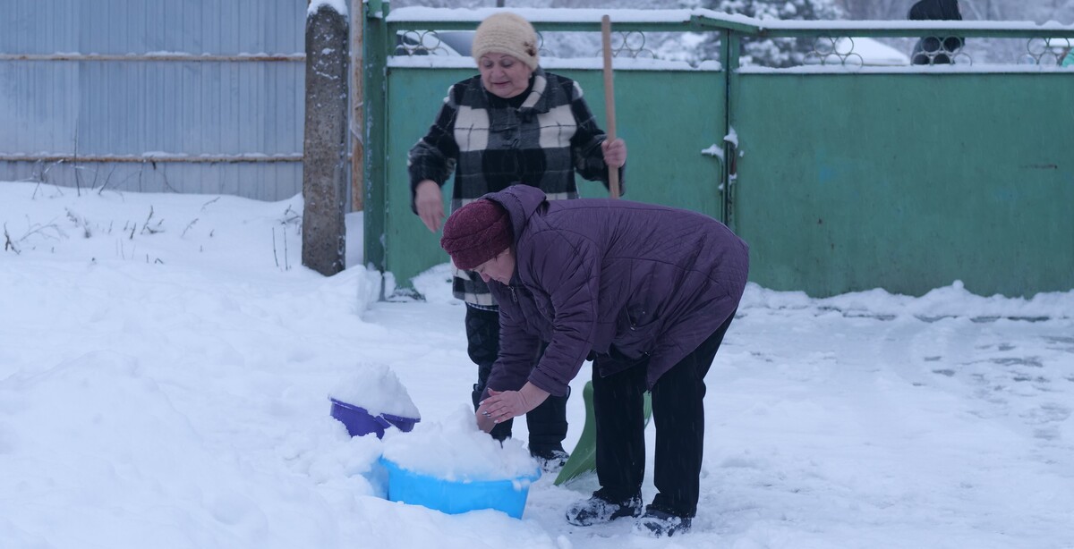 Жители Красного Сулина собирают снег, чтобы растапливать его в отсутствие водоснабжения. 26 декабря 2021 года. Фото Сергея Снежина для "Кавказского узла". Жители Красного Сулина собирают снег, чтобы растапливать его в отсутствие водоснабжения. 26 декабря 2021 года. Фото Сергея Снежина для "Кавказского узла".