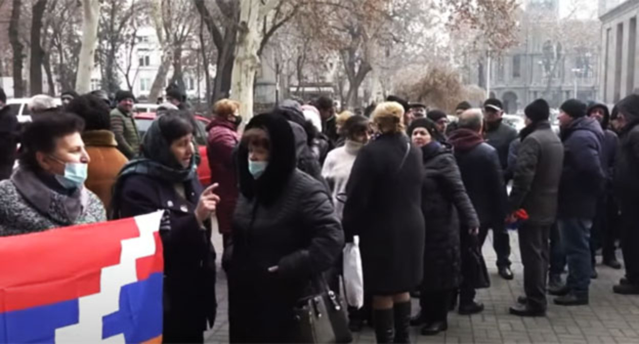 Участники акции вынужденных переселенцев. Ереван, 27 января 2022 года. Скриншот видео https://www.youtube.com/watch?v=C13z3wAr-pg Участники акции вынужденных переселенцев. Ереван, 27 января 2022 года. Скриншот видео https://www.youtube.com/watch?v=C13z3wAr-pg