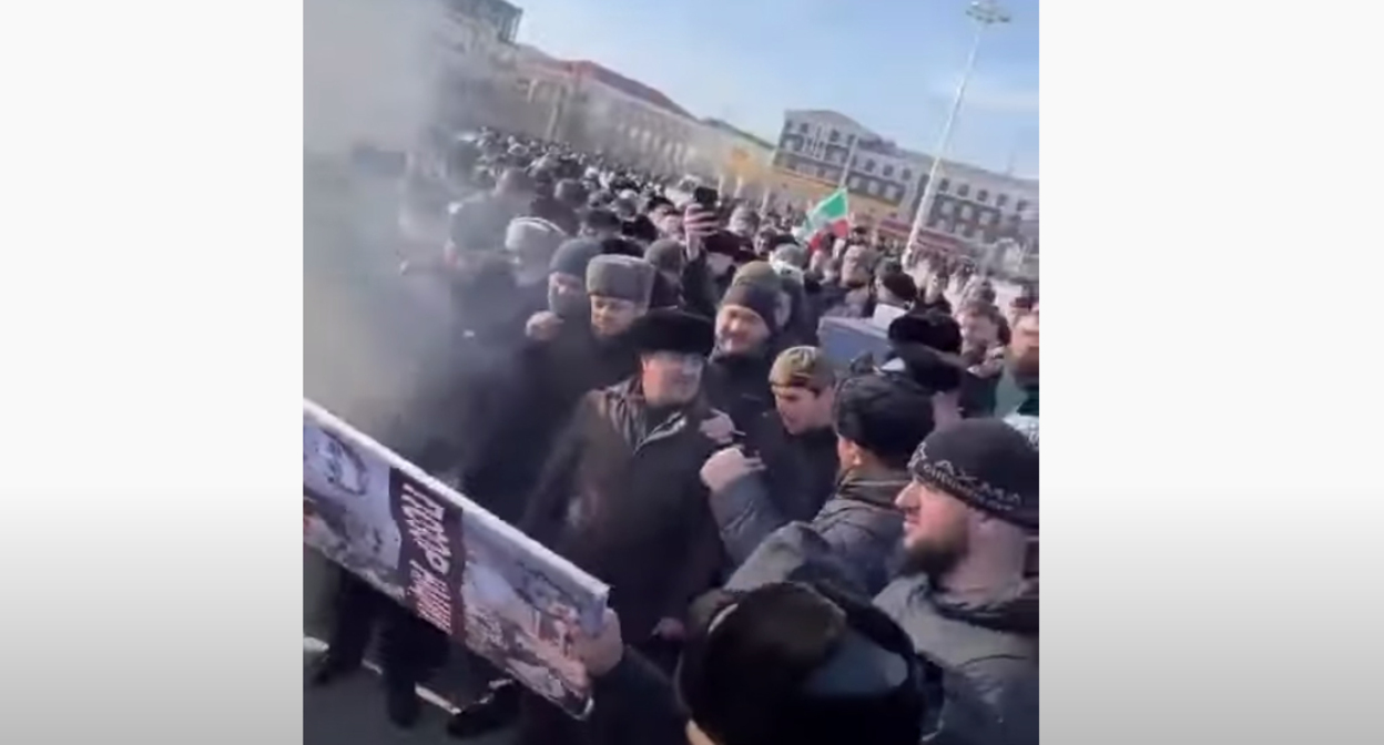Участники митинга в Грозном сжигают портреты Янгулбаевых. 2 февраля 2021 г. Скриншот видео https://www.youtube.com/watch?v=In2m0Ee7Erw Участники митинга в Грозном сжигают портреты Янгулбаевых. 2 февраля 2021 г. Скриншот видео https://www.youtube.com/watch?v=In2m0Ee7Erw