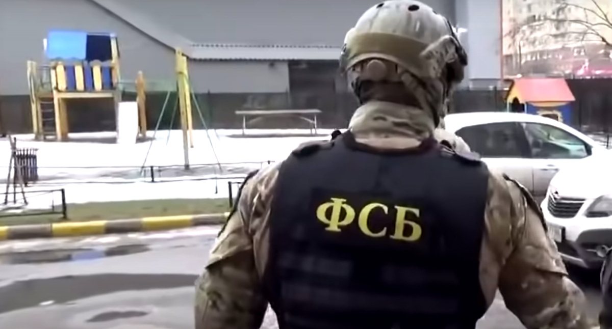 Сотрудник ФСБ. Кадр видео  МВД ФСБ https://www.youtube.com/watch?v=jj12LtWbc6k&t=142s
 