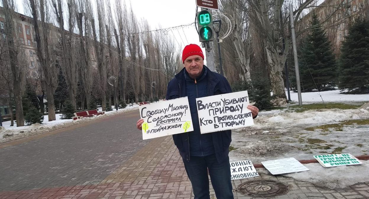 Владимир Тельпук на одиночном пикете в Волгограде 12 февраля 2022 года. Фото Ольги Черкасовой для «Кавказского узла» Владимир Тельпук на одиночном пикете в Волгограде 12 февраля 2022 года. Фото Ольги Черкасовой для «Кавказского узла»