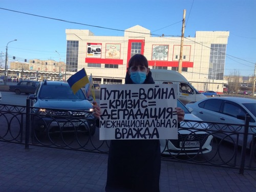 Елена Байбекова в одиночном пикете. Фото Алены Садовской для "Кавказского узла".