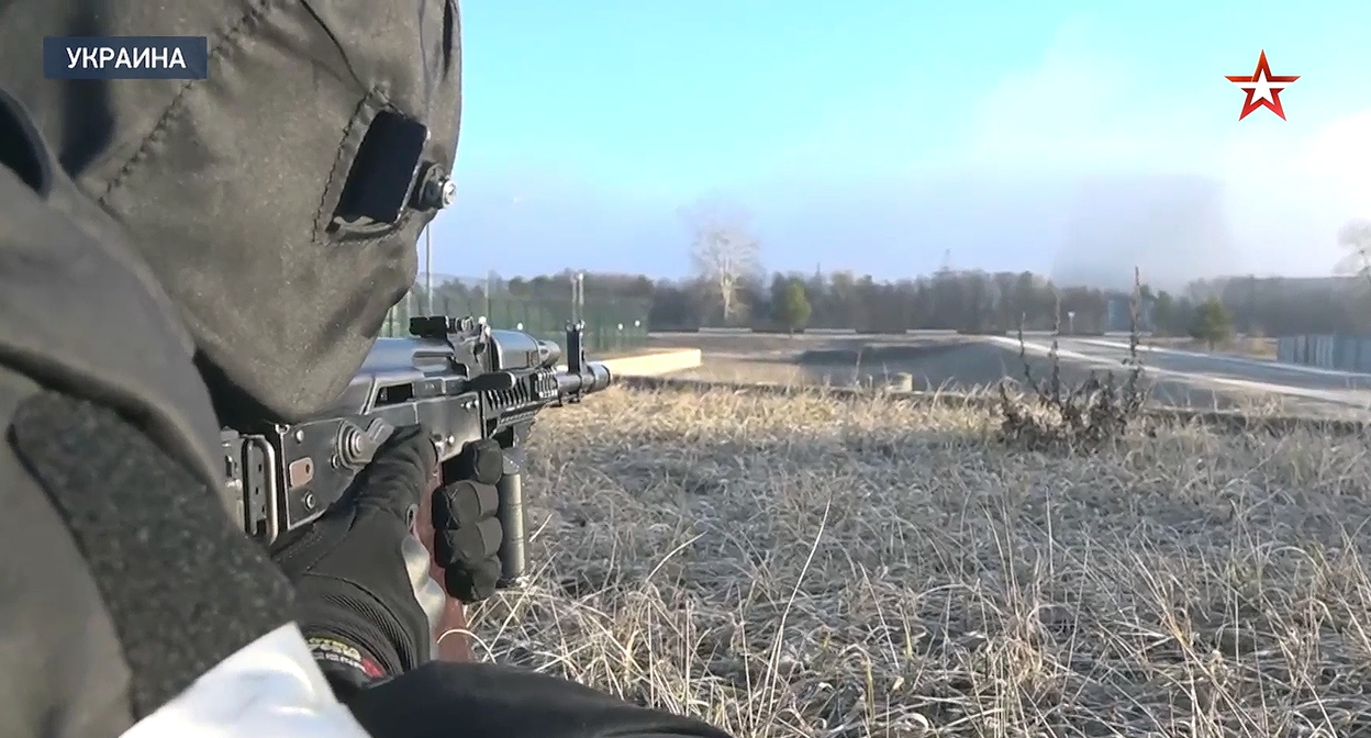 Солдат российской армии на территории Украины. Кадр видео ТК "Звезда". https://tvzvezda.ru/news/2022228109-t6Eor.html Солдат российской армии на территории Украины. Кадр видео ТК "Звезда". https://tvzvezda.ru/news/2022228109-t6Eor.html