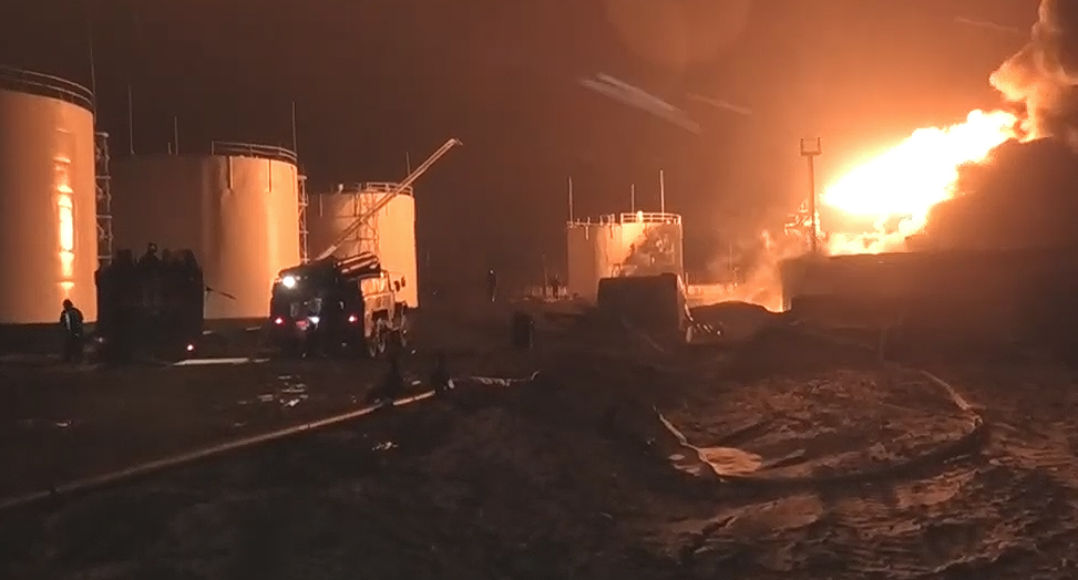 Взрывы на нефтебазе в городе Ровеньки. Скриншот ТГ канала 
 MILLNR https://web.telegram.org/z/#-1264067946