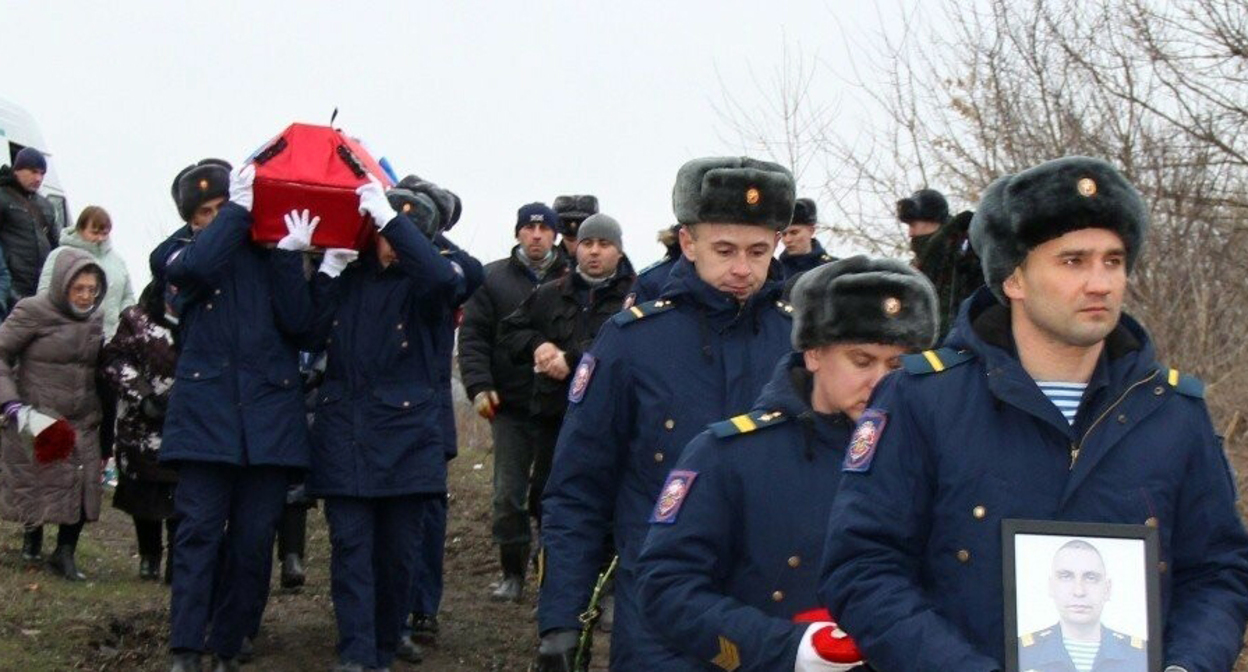 Похороны погибшего на Украине десантника Андрея Рыкова в Гуково. Фото - zvezdagukovo.ru Похороны погибшего на Украине десантника Андрея Рыкова в Гуково. Фото - zvezdagukovo.ru
