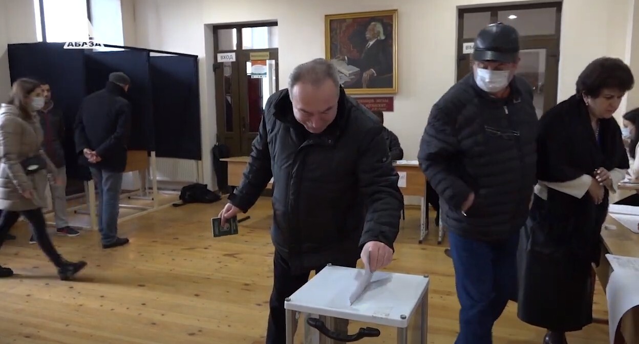 Голосование в Абхазии 12 марта 2022 года. Стопкадр из видео https://www.youtube.com/watch?v=V6ZqAMKy4xE. Голосование в Абхазии 12 марта 2022 года. Стопкадр из видео https://www.youtube.com/watch?v=V6ZqAMKy4xE.