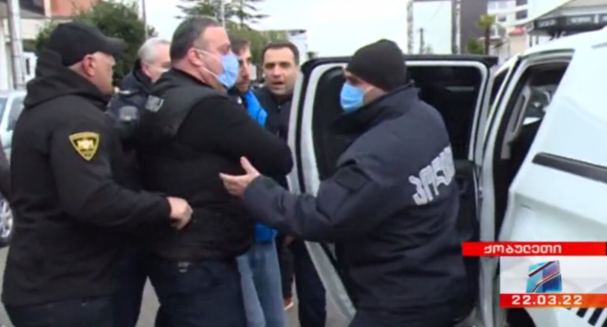 Задержание после акции протеста в Кобулети. Стопкадр из видео https://rustavi2.ge/ka/news/225179. Задержание после акции протеста в Кобулети. Стопкадр из видео https://rustavi2.ge/ka/news/225179.