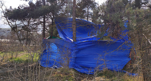 Импровизированная палатка, которую обустроили ожидающие открытия границы азербайджанцы у пункта временного размещения в Кайтагском районе. 24 марта 2022 г. Фото Расула Магомедова для «Кавказского узла»