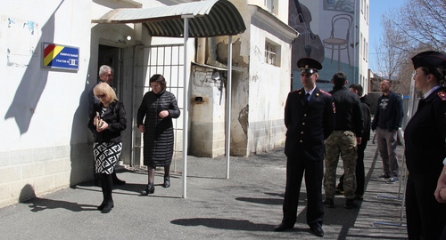 Избиратели выходят из участка № 9 в Цхинвале. 10 апреля 2022 года. Фото Марии Абайти для "Кавказского узла".