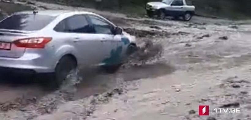 Подтопленная трасса в Пасанаури. Стоп-кадр из видео на сайте https://1tv.ge/lang/ru/news/obilnye-osadki-sozdali-problemy-v-pasanauri-video/ Подтопленная трасса в Пасанаури. Стоп-кадр из видео на сайте https://1tv.ge/lang/ru/news/obilnye-osadki-sozdali-problemy-v-pasanauri-video/